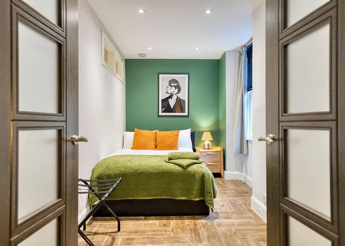 Spacious 4 Bedroom Near West End * Glasgow