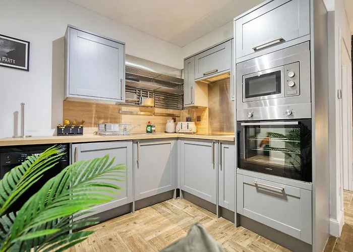 Spacious 4 Bedroom Near West End Appartamento