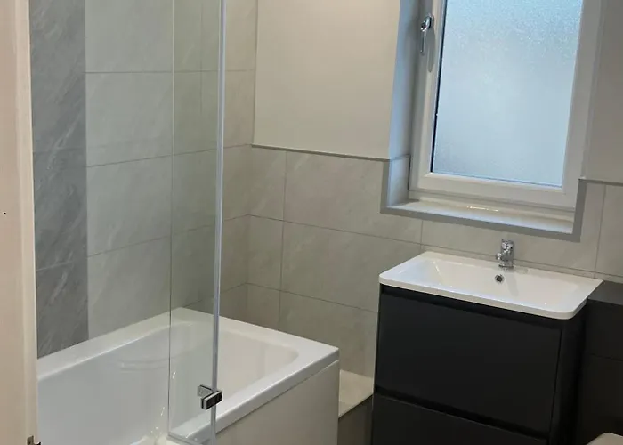 Stunning 3 Bedroom 2 Bathroom West End House With Free Parking And Wi-fi *