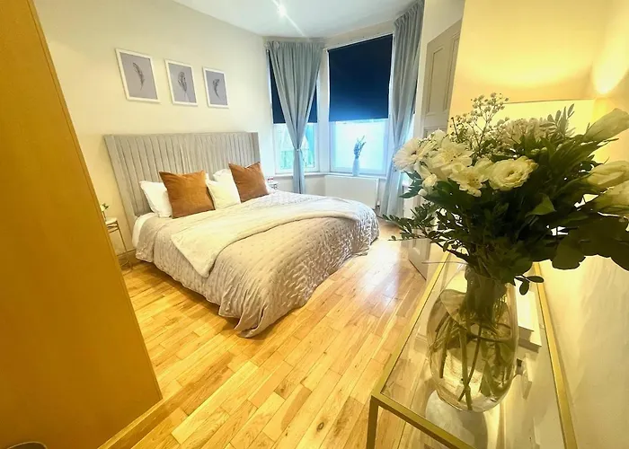 - Large Stylish 2 Bed Flat In Unique Ibrox Location Walking Distance To Subway And Free On-street Parking Apartment