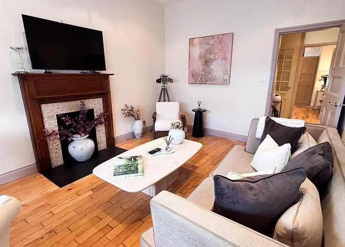 - Large Stylish 2 Bed Flat In Unique Ibrox Location Walking Distance To Subway And Free On-street Parking *