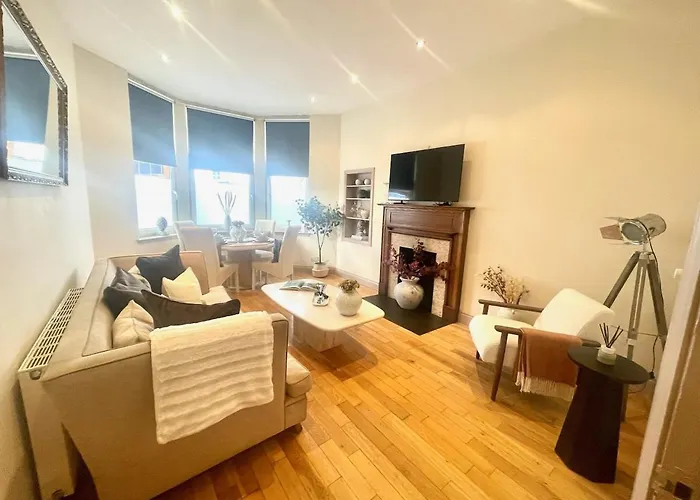 - Large Stylish 2 Bed Flat In Unique Ibrox Location Walking Distance To Subway And Free On-street Parking * Glasgow