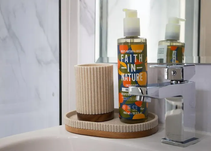 - Large Stylish 2 Bed Flat In Unique Ibrox Location Walking Distance To Subway And Free On-street Parking *