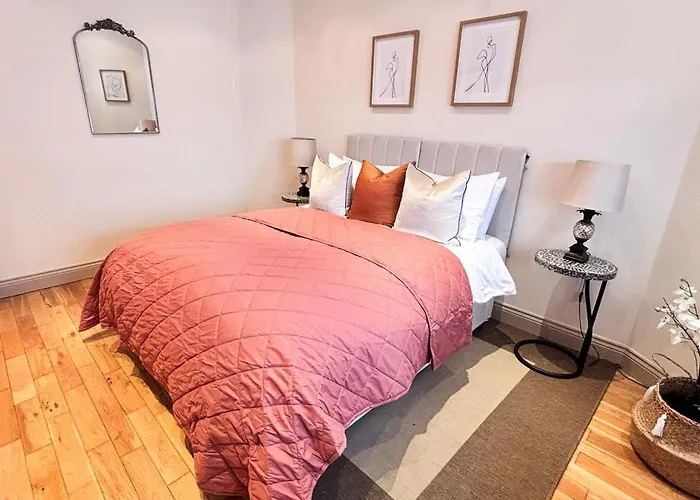 Apartment - Large Stylish 2 Bed Flat In Unique Ibrox Location Walking Distance To Subway And Free On-street Parking *