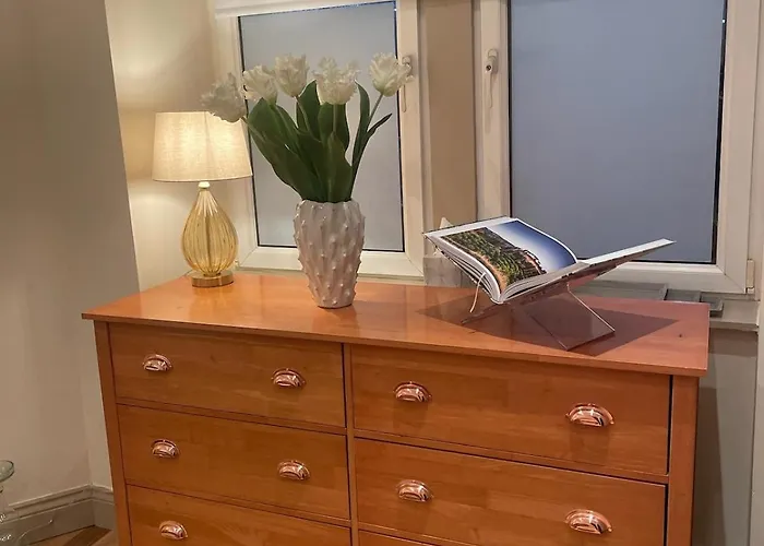 - Large Stylish 2 Bed Flat In Unique Ibrox Location Walking Distance To Subway And Free On-street Parking Appartamento *