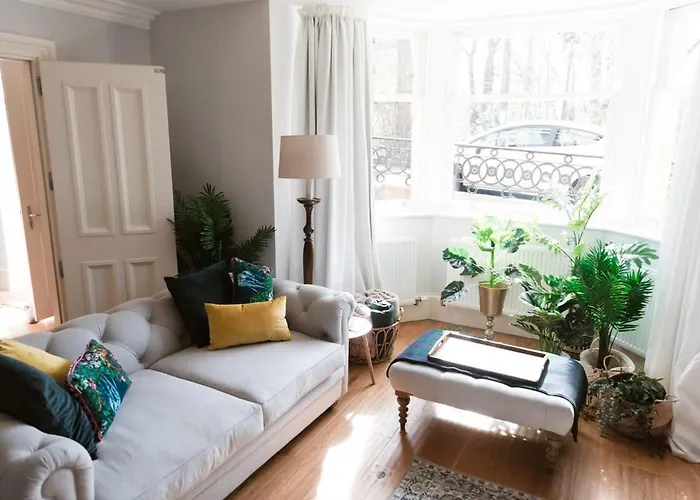 Elegant West End Flat In Apartament *