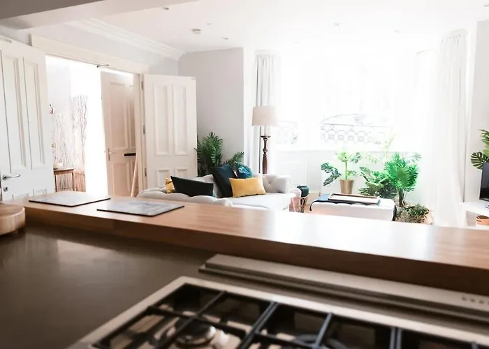 Elegant West End Flat In *