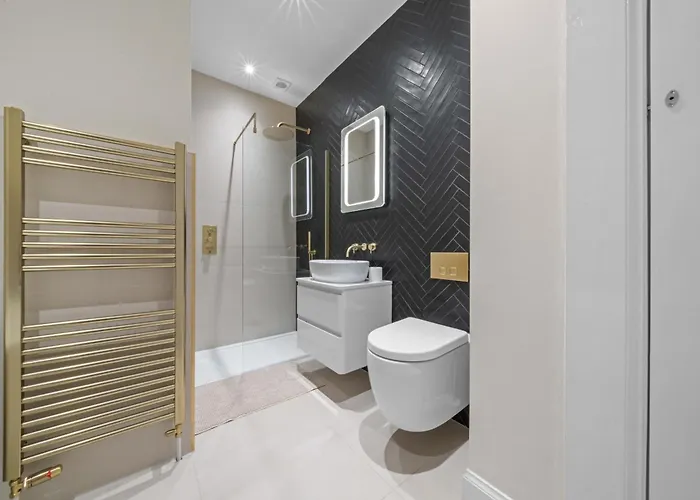 Large 4 Bed - Sleeps 8 - Perfect For Long - 30 Sec Walk To Subway - 5 Min Drive To Centre * 글라스고