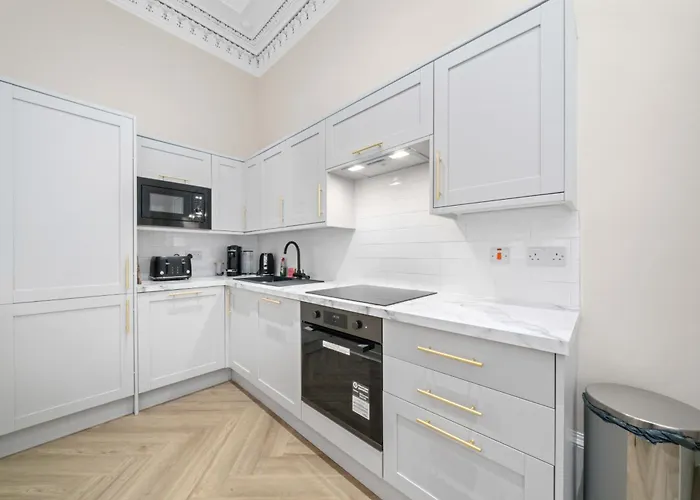 Large 4 Bed - Sleeps 8 - Perfect For Long - 30 Sec Walk To Subway - 5 Min Drive To Centre * Glasgow