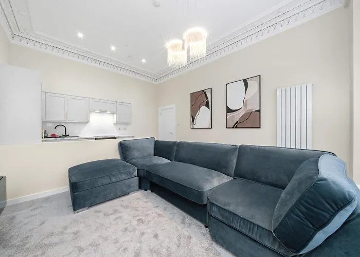 Large 4 Bed - Sleeps 8 - Perfect For Long - 30 Sec Walk To Subway - 5 Min Drive To Centre * 글라스고