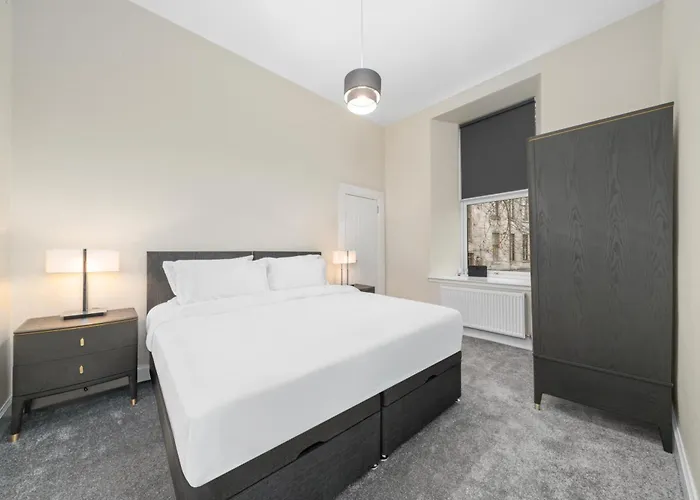 Large 4 Bed - Sleeps 8 - Perfect For Long - 30 Sec Walk To Subway - 5 Min Drive To Centre *