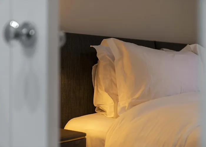 Large 4 Bed - Sleeps 8 - Perfect For Long - 30 Sec Walk To Subway - 5 Min Drive To Centre 아파트