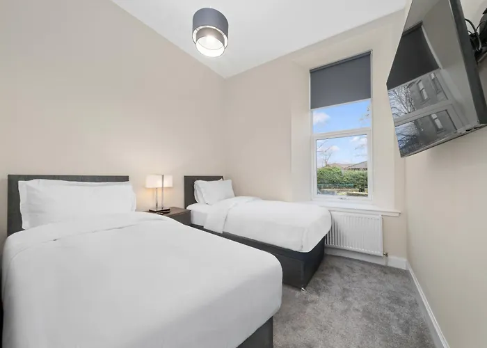 Large 4 Bed - Sleeps 8 - Perfect For Long - 30 Sec Walk To Subway - 5 Min Drive To Centre *