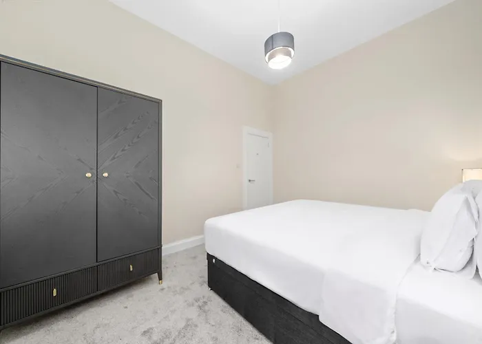 Large 4 Bed - Sleeps 8 - Perfect For Long - 30 Sec Walk To Subway - 5 Min Drive To Centre Glasgow