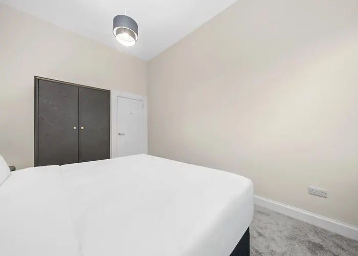 Large 4 Bed - Sleeps 8 - Perfect For Long - 30 Sec Walk To Subway - 5 Min Drive To Centre * 글라스고