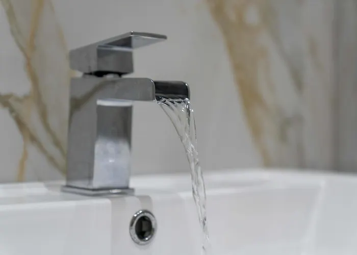 Large 4 Bed - Sleeps 8 - Perfect For Long - 30 Sec Walk To Subway - 5 Min Drive To Centre * Glasgow