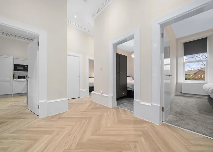 Large 4 Bed - Sleeps 8 - Perfect For Long - 30 Sec Walk To Subway - 5 Min Drive To Centre