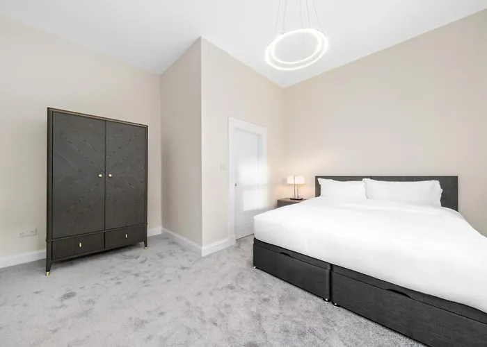 Large 4 Bed - Sleeps 8 - Perfect For Long - 30 Sec Walk To Subway - 5 Min Drive To Centre Lejlighed