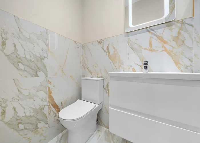 Large 4 Bed - Sleeps 8 - Perfect For Long - 30 Sec Walk To Subway - 5 Min Drive To Centre Glasgow