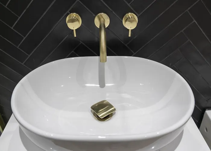 Large 4 Bed - Sleeps 8 - Perfect For Long - 30 Sec Walk To Subway - 5 Min Drive To Centre *