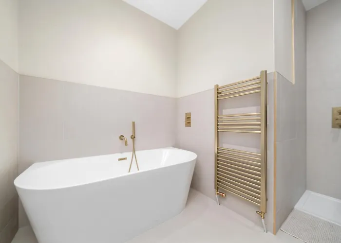 Lejlighed Large 4 Bed - Sleeps 8 - Perfect For Long - 30 Sec Walk To Subway - 5 Min Drive To Centre Glasgow