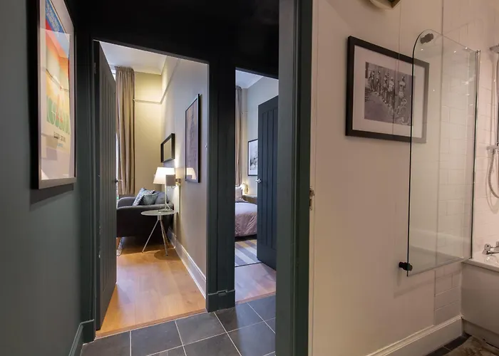 Quiet Centre, King & Sofa Bed Apartment Glasgow