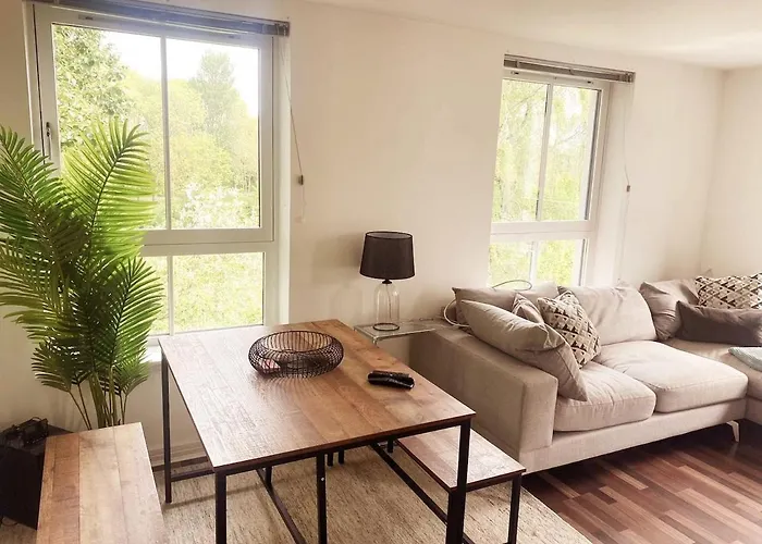 Modern Two Bed With Free Parking