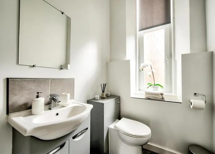 Two Bed Stylish In Heart Of West End