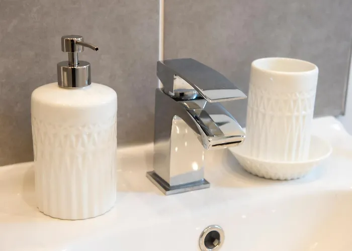 Two Bed Stylish In Heart Of West End