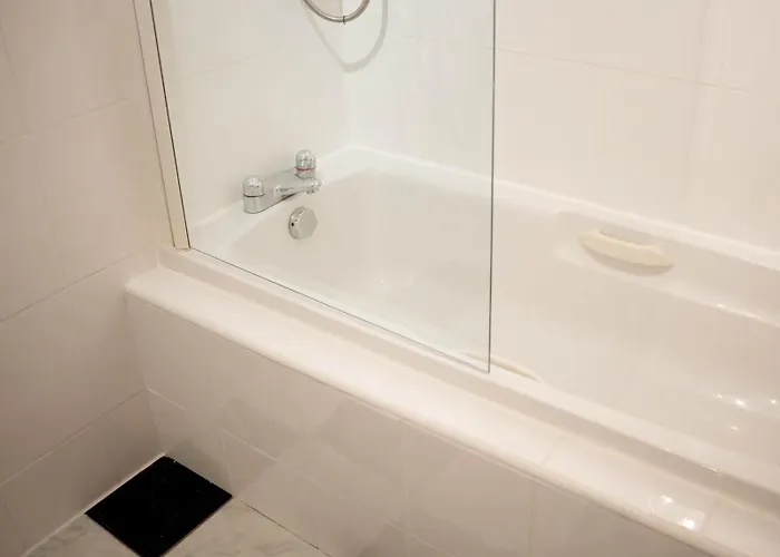 Perfect Location In Heart Of West End - Pass The Keys *