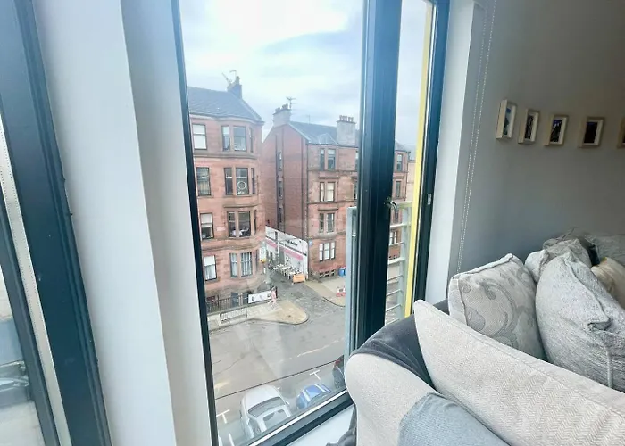 Perfect Location In Heart Of West End - Pass The Keys *