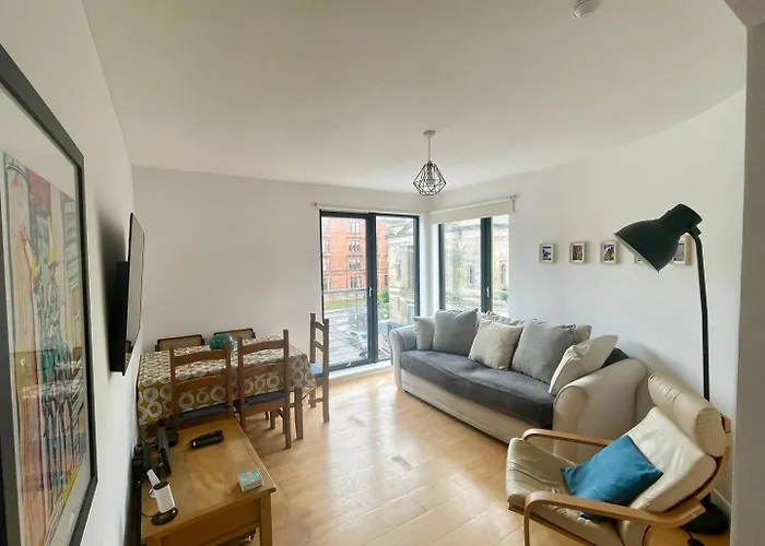 Perfect Location In Heart Of West End - Pass The Keys