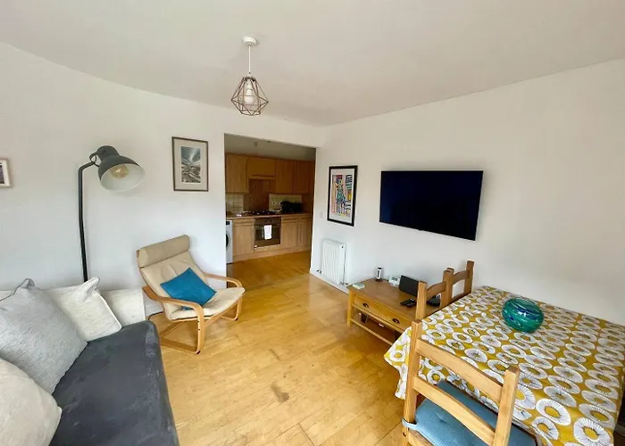 Perfect Location In Heart Of West End - Pass The Keys *