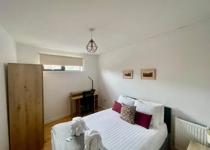 Perfect Location In Heart Of West End - Pass The Keys