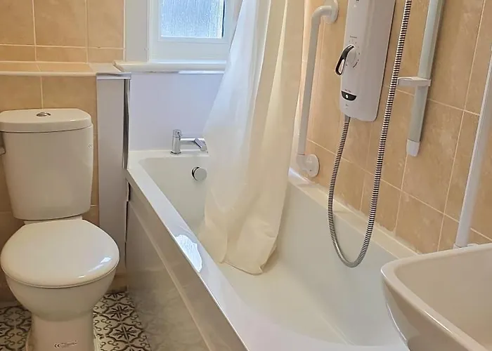 - Beautiful Two Bedroom House In & Free Parking Ferienhaus *