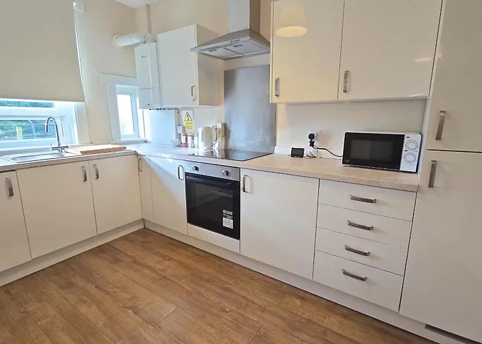 - Beautiful Two Bedroom House In & Free Parking Дом отдыха