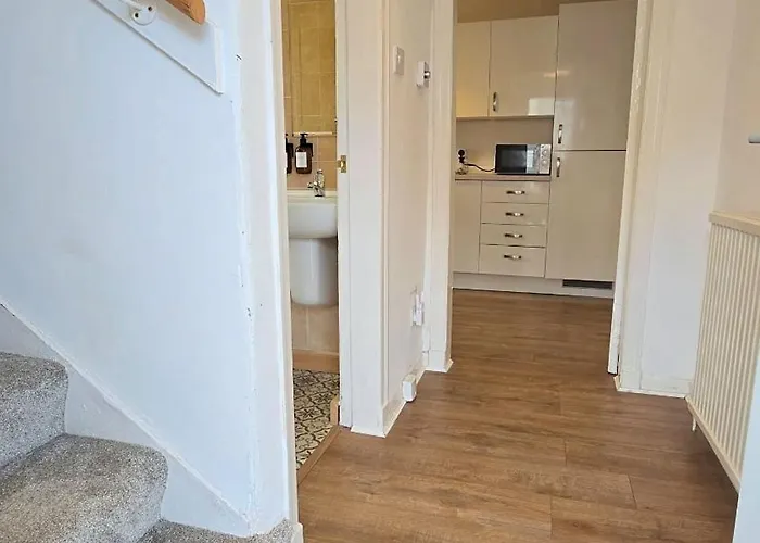 Ferienhaus - Beautiful Two Bedroom House In & Free Parking *