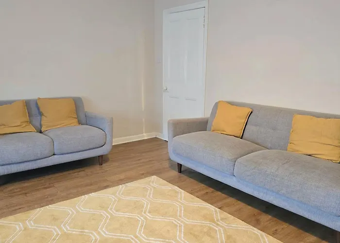 בית נופש - Beautiful Two Bedroom House In & Free Parking גלאזגו