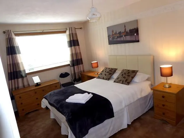 Spacious 3 Bed House Near Sec Glasgow