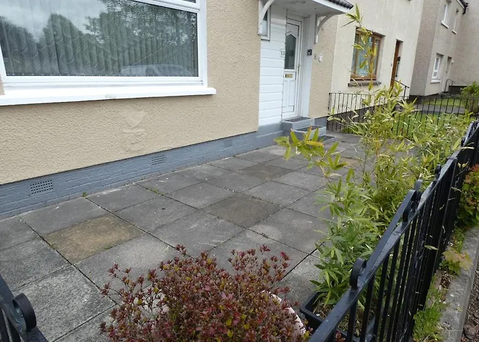 Spacious 3 Bed House Near Sec * Glasgow