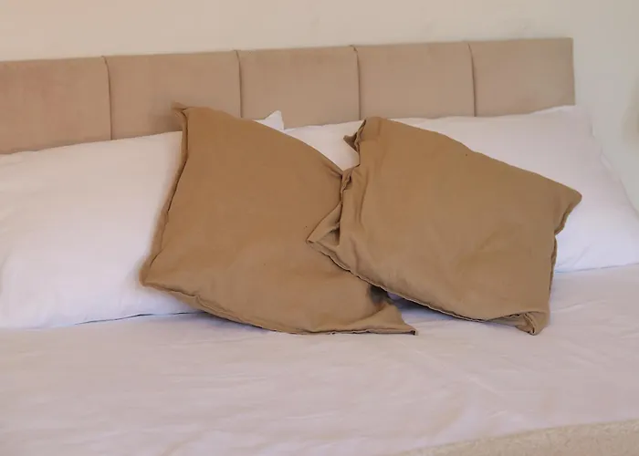 - Beautiful Two Bedroom House In & Free Parking