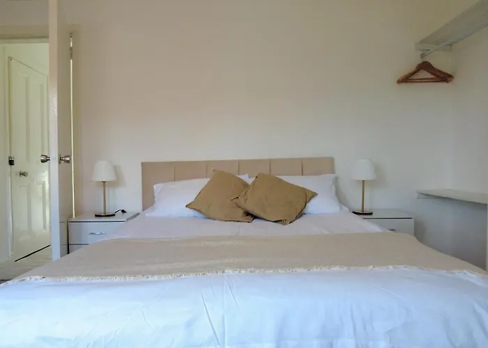 - Beautiful Two Bedroom House In & Free Parking *