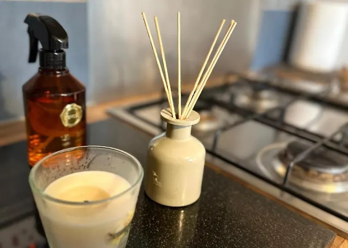 Modern Economy With King Bed * Glasgow