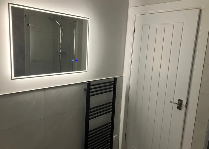 Stunning 3 Bedroom 2 Bathroom West End House With Free Parking And Wi-fi Appartement