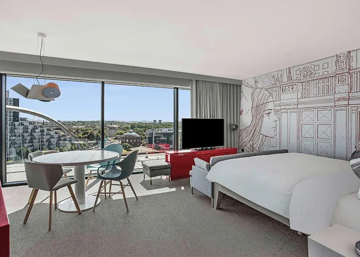 Radisson Red Hotel, Hotel