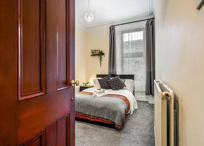 Cheerful 1 Bedroom Homely Apartment, Sleeps 4 Guest Comfy, 1 X Double Bed, 1 X Sofa Bed, Parking, Free Wifi, Suitable For Business, Leisure Guest,glasgow, West End, Near Centre, Perfect For Common Wealth Games 2026 Apartment Glasgow