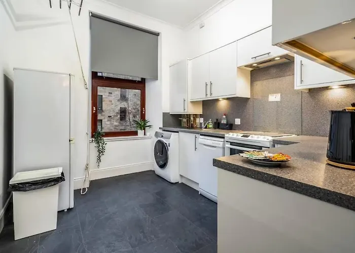 Cheerful 1 Bedroom Homely Apartment, Sleeps 4 Guest Comfy, 1 X Double Bed, 1 X Sofa Bed, Parking, Free Wifi, Suitable For Business, Leisure Guest,glasgow, West End, Near Centre, Perfect For Common Wealth Games 2026 *