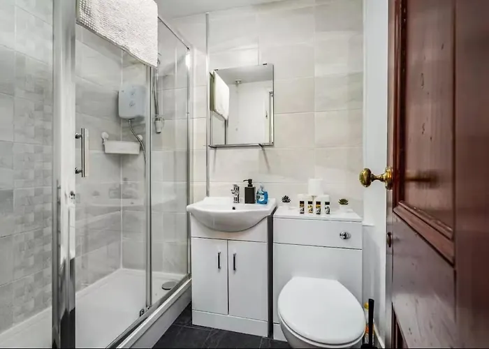 Cheerful 1 Bedroom Homely Apartment, Sleeps 4 Guest Comfy, 1 X Double Bed, 1 X Sofa Bed, Parking, Free Wifi, Suitable For Business, Leisure Guest,glasgow, West End, Near Centre, Perfect For Common Wealth Games 2026 公寓 *