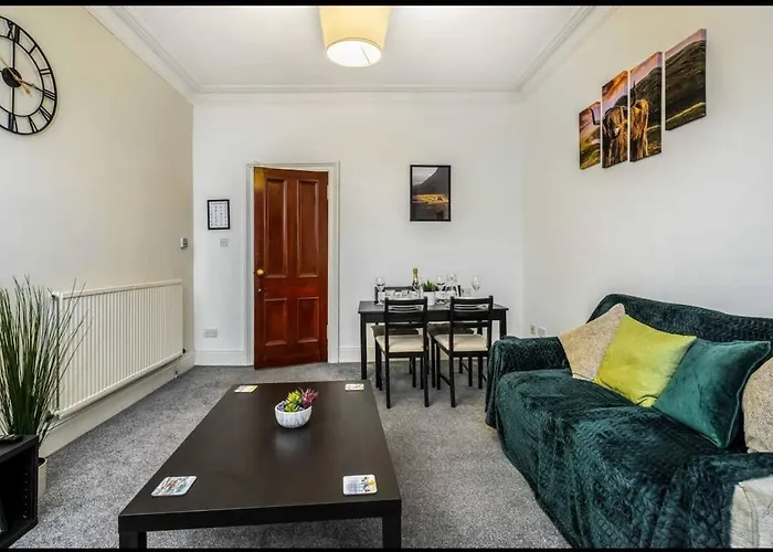 Cheerful 1 Bedroom Homely Apartment, Sleeps 4 Guest Comfy, 1 X Double Bed, 1 X Sofa Bed, Parking, Free Wifi, Suitable For Business, Leisure Guest,glasgow, West End, Near Centre, Perfect For Common Wealth Games 2026 Glasgow