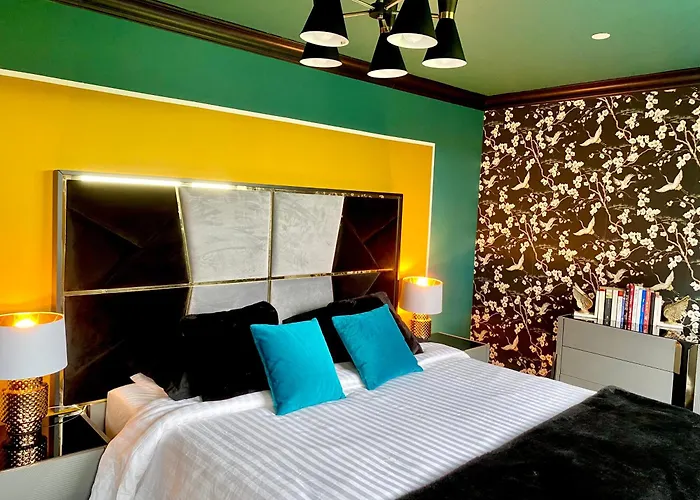 Homestay Private Bedroom & Bathroom With Amazing View In Quirky Townhouse *
